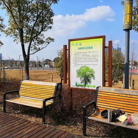 万楼晒霉气，空旷无人。