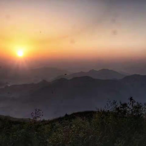 益阳市云台山景色秀丽，我们中二班一行十五人驱车前往，一睹风采…