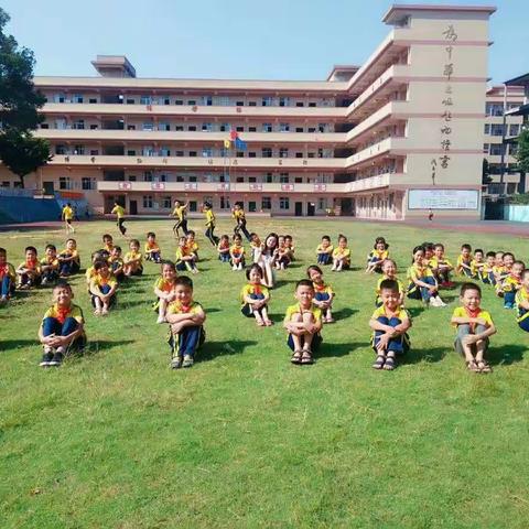 三年一班 积极、阳光、正能量的小可爱们，集合啦！👏👏👏