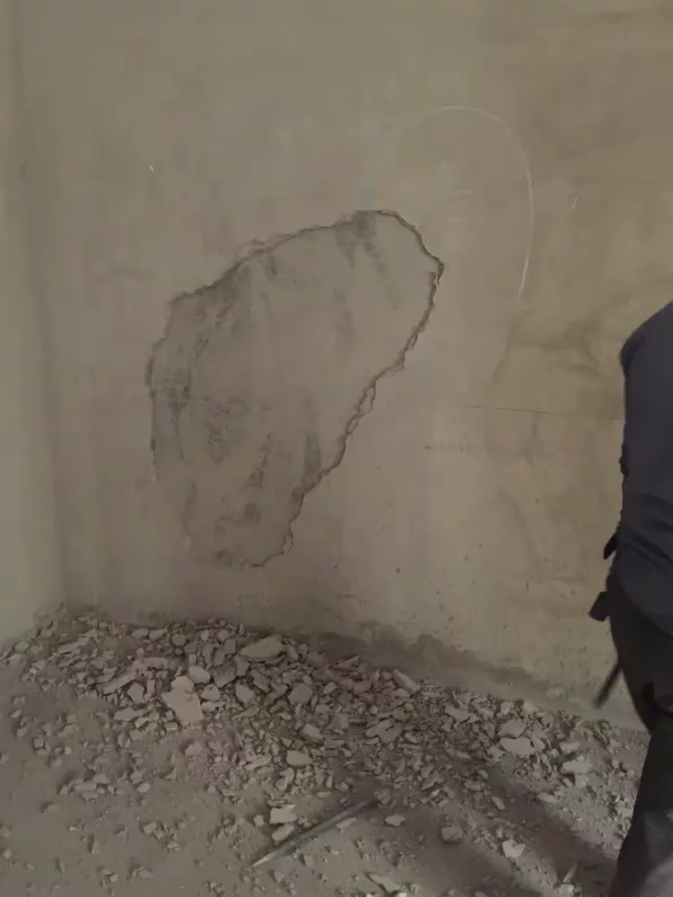9号楼1单元墙面空鼓问题 施工队墙砖已打好 等沙子进场后处理