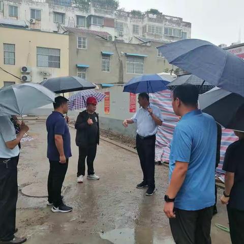 区管委会副主任梁中贤一行到宋城街道督导检查老旧小区改造工作