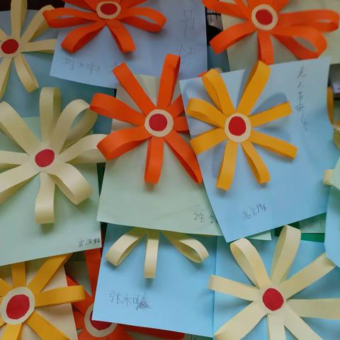 小牛顿幼儿园大一班小朋友们祝：所有的老人节日快乐、身体安康！