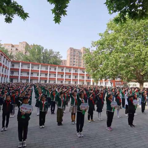 “防灾减灾记心间 筑牢生命安全线”一一一玉兰小学周一升国旗仪式