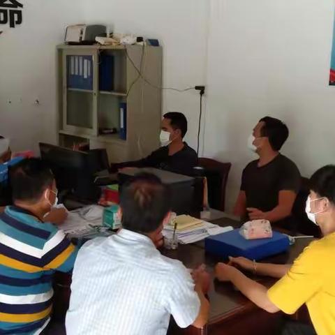 祖合村委会传达学习两个通报文件