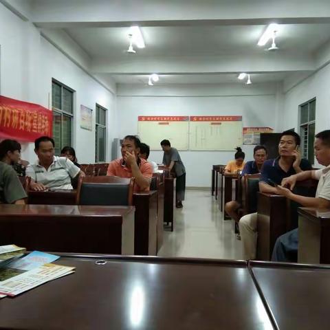 祖合村党支部组织党员收看第13期电视夜校