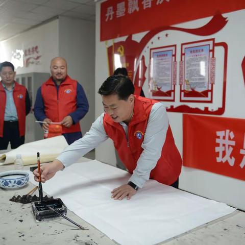 临漳县委常委、统战部长袁顺利与新联会人士一起欢度国庆，用笔书写奋进的涛声