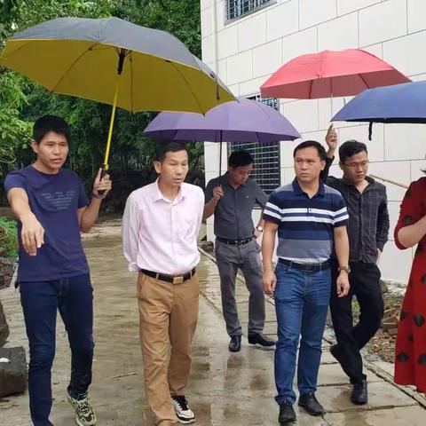 中和镇纪委现场查看五里村委会美丽乡村建设项目工程
