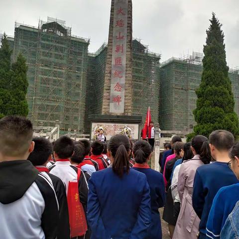 “缅怀革命先烈·传承红色基因”祭扫英烈活动——金秀瑶族自治县民族小学党支部