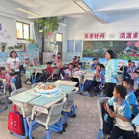 用爱相伴  与梦同行——安宁市宁湖小学三年级（8）班师生家长过集体生日