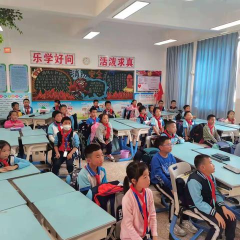 解密流行病毒  学会自我防护——安宁市宁湖小学三年级（8）班家长进课堂讲流行病毒预防知识