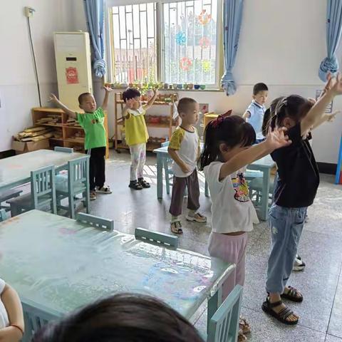 卧龙社区幼儿园小班第一周精彩回顾