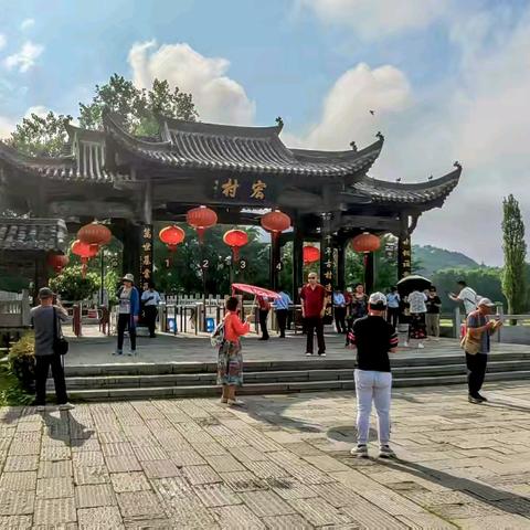 安微，宏村位于安徽省黄山市黟县，是中国著名的古村落之一，被誉为“中国画里的乡村”。