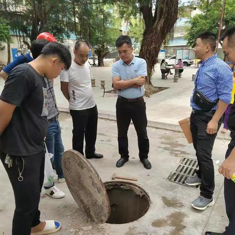 人民街道曾维伟主任带队检查调研辖区内老旧小区改造工作
