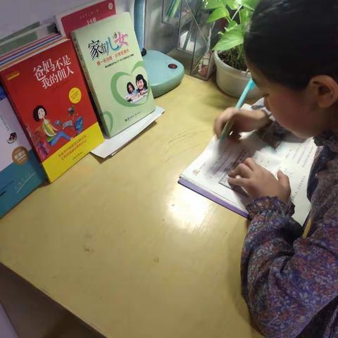 常浸润于书香间，心洁貌美胜天仙。                                              翟佳慧