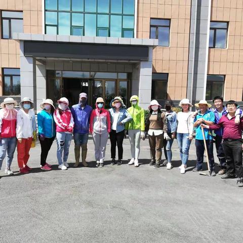 美化校园环境 体验劳动快乐——阿吉镇中心小学党员教师及教师雷锋志愿者栽花美化校园环境。