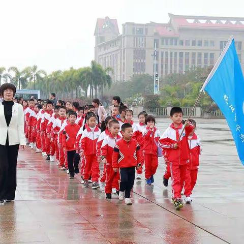 2019年12月17日黎校长带领全校的阅读之星到北部湾大学图书馆参观学习