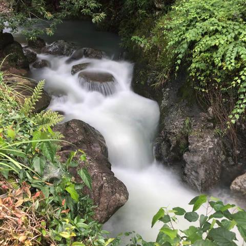 雨后山下鲍迎来摄影爱好者