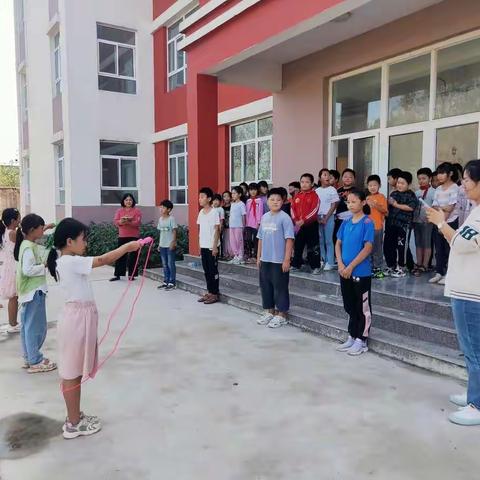 阳光体育运动，跳出活力，跳出精彩——东港小学跳绳比赛