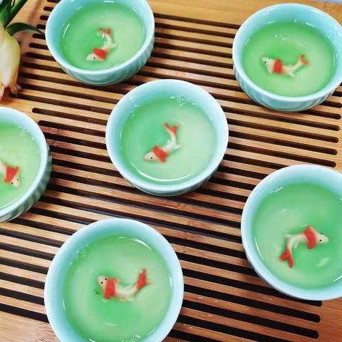 青蓝雅色润茗心，春采博兮馥郁香