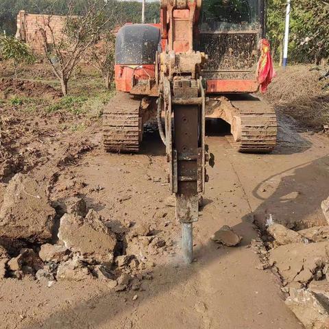 为了村民出行方便 修补已损道路