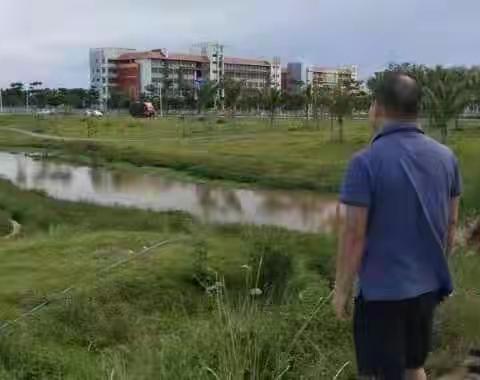 伍增焕主任和畜牧站及环保办巡查荣山河，未发现放养畜禽和建筑垃圾。