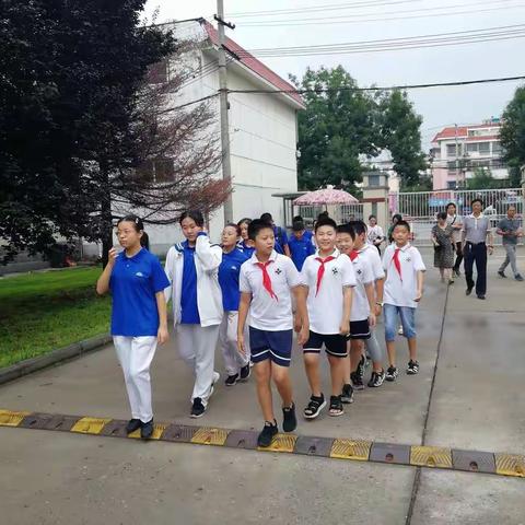 金明中学七04班“走进军营”活动