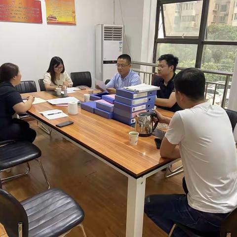 太乙路街四级调研员王亚相、党群服务中心副主任杨普皓深入北沙社区对各项工作进行督导检查