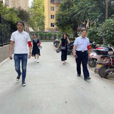 碑林区纪委案管室主任吴汉东和太乙路街办副主任季冬玲深入北沙社区督导检查疫苗接种工作
