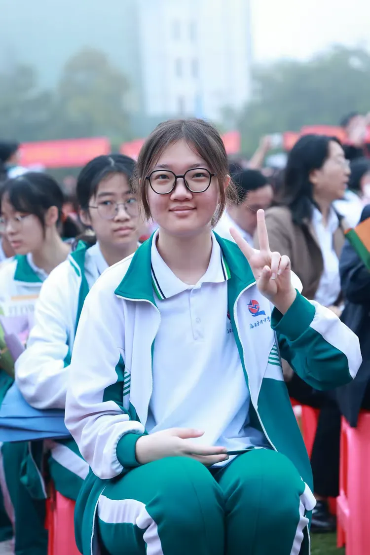 海南侨中《百日拼博金榜题名》2024年