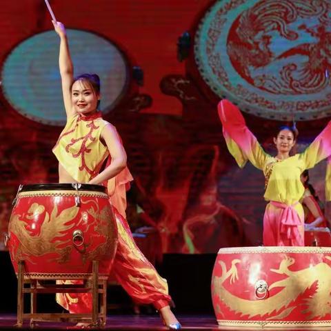 怀仁"梦旗缘"旗袍队在“中国 怀仁羔羊肉品鉴大会嘉年华晚会”上同国家明星同场表演