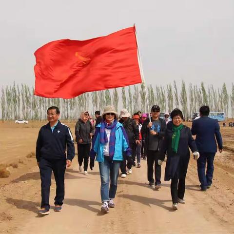 市一中“治沙有你，梦想起航”乌兰布和沙漠种植黑枸杞活动