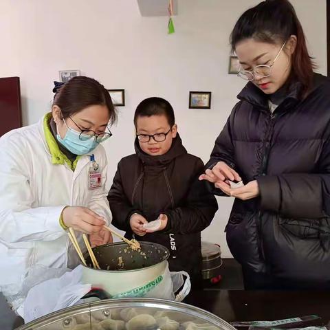 1802班戴宇轩为老年康复医院老人们包饺子、送温暖