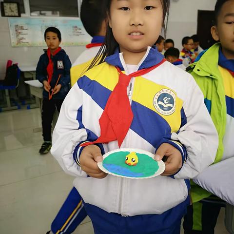 缤纷小世界，巧手捏彩泥   二年级彩泥社团