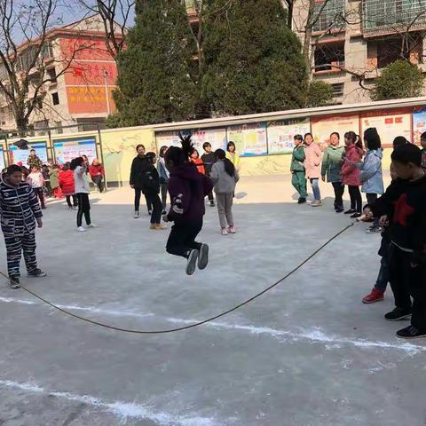 学生跳长绳，快乐又健身                      ——文田镇中心小学举行花样跳绳比赛