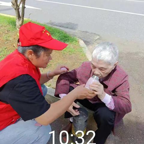 暖心！八旬老人中暑晕倒 华信员工紧急救助