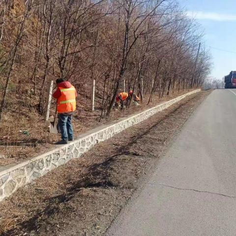 石文公路养护站全体职工齐心协力五一节前全力做好路域环境综合治理工作    确保道路通行安全畅通