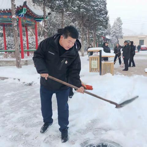 冬日齐扫雪   热情暖人心