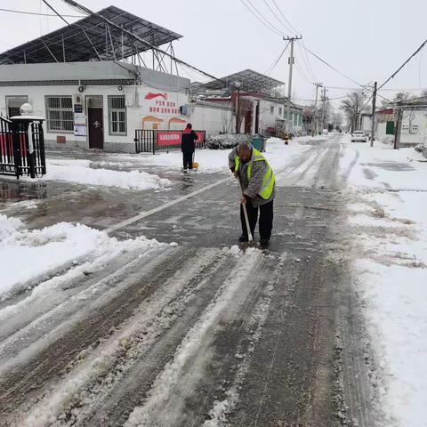 古贤镇西段村清理积雪，帮助群众出行