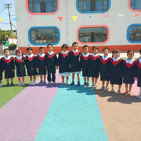 毕业季，思绪纷飞，启程远航的孩子们，不知你们能否有一天记起咱们一起走过的路……愿孩子们一生平安快乐……