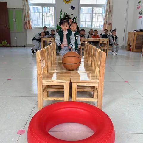 小二班“百变球”室内游戏