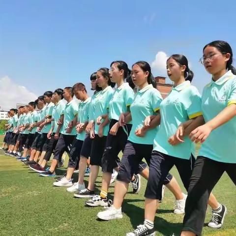 同进步 共成长——我们的军训                         平和一中   高一(9)   曾钰涵