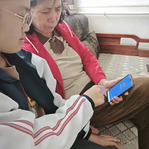 帮助老人跨越“数字鸿沟”