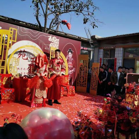 相亲相爱好伴侣，同心同德好姻缘。花烛笑迎鸳鸯鸟，洞房喜开并蒂莲。祝福苑鹏猛弟弟王娇弟媳新婚快乐、爱情甜蜜、