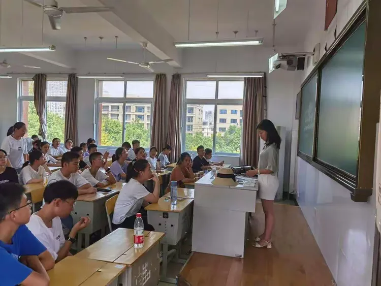 我们穿上了新校服,一起参加艾青中学2020级新生军训动员大会