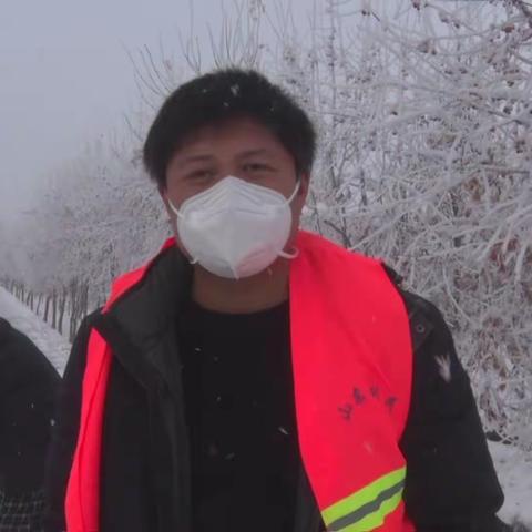 环卫工人清雪忙  全力以赴保畅通