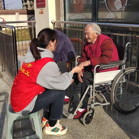 学雷锋关爱老年人志愿服务活动