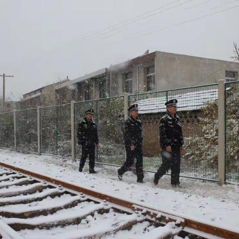 初雪，因为他们而温暖。