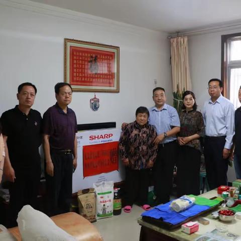 省见义勇为基金会来我市看望慰问见义勇为牺牲英模亲属