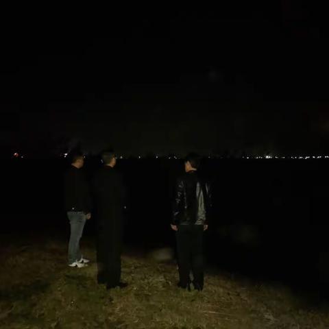 周至县水务局河道管理部门，履职尽责，夜间巡查，严防砂石盗采。