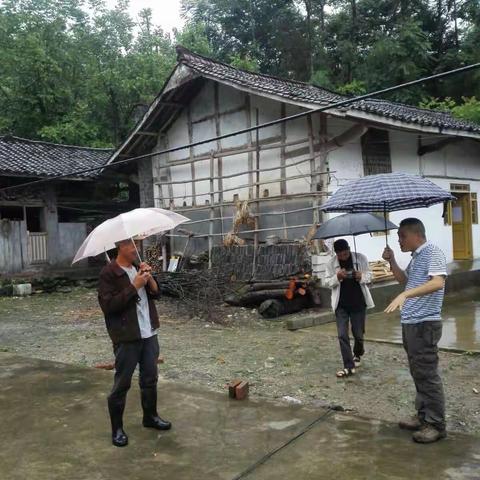 持续大雨，古城镇全体总动员，镇村干部冒雨开展防汛、地质灾害隐患排查。